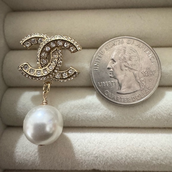 ✨ CHANEL Gold CC Logo Pearl & Crystal Statement Earrings✨ - Picture 8 of 9